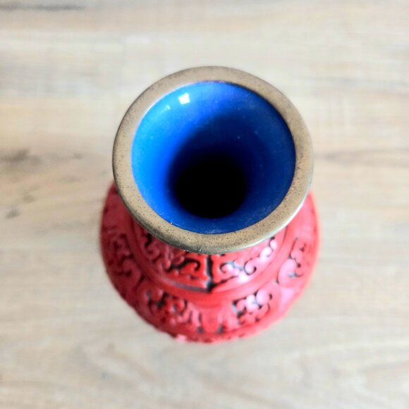 Vintage Chinese carved red Cinnabar vase with brass edging. Zen Pagodas. - Picture 8 of 9